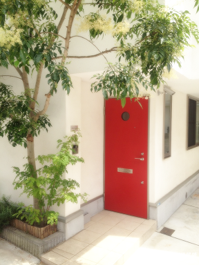 幡ケ谷で腰痛、肩コリ改善の満足度No.1！アメリカ式論理的整体は、白い家に赤いドアが目印です